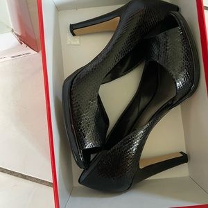 Bandolino Black heels size 8.5M only used twice very good condition.